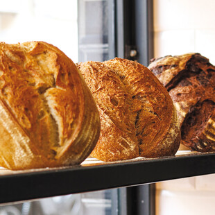 Breadman: Προζυμένιο ψωμι, μοναδικό brunch και φουρνιστά panini στη γειτονιά του Παγκρατίου