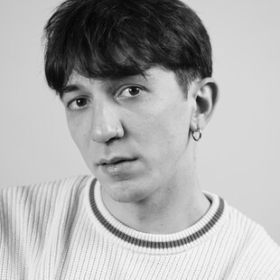 Ο Σταύρος Τσουμάνης διαβάζει ένα ποίημα του Σωτήρη Μανίκα