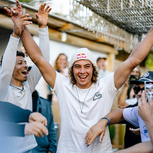 Ο Έλληνας windsurfer Lennart Neubauer εντυπωσίασε τους φιλάθλους του σπορ με μια αξεπέραστη εμφάνιση, κατακτώντας ξανά τον τίτλο του Πρωταθλητή στο FPT