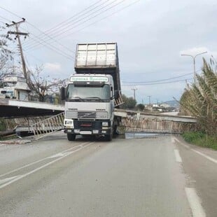 Αγρίνιο: Φορτηγό γκρέμισε πεζογέφυρα στην Εθνική Οδό Αντιρρίου - Ιωαννίνων