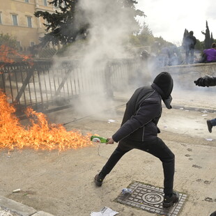 Επεισόδια στο Σύνταγμα - Μολότοφ στο προαύλιο της Βουλής