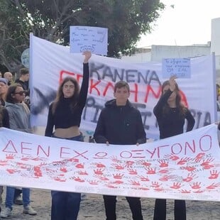 Πορεία για Τέμπη: Μεγάλη συγκέντρωση στη Σαντορίνη