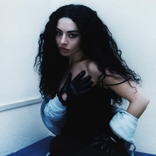 Η Charli XCX δεν μπορεί να ζήσει χωρίς αυτά τα 10 αντικείμενα