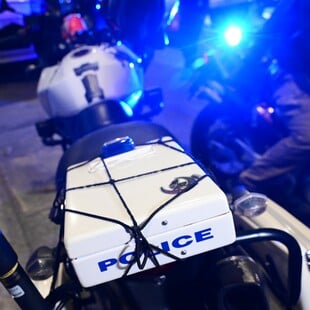 Καλλιθέα: Άνδρας με τσεκούρι ταμπουρώθηκε σε διαμέρισμα
