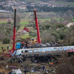 Τέμπη: Εντοπίστηκε στο Κουλούρι κομμάτι της οροφής της δεύτερης μηχανής της εμπορικής αμαξοστοιχίας
