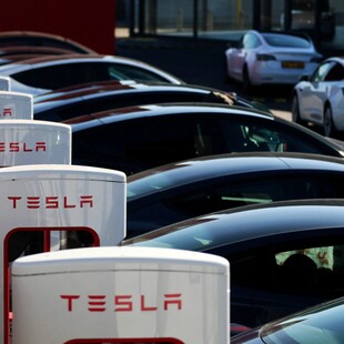 Νέα «βουτιά» για τη μετοχή της Tesla - Πτώση 50% από το ιστορικό υψηλό της 