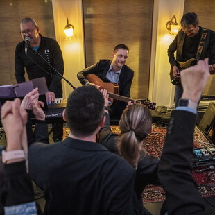 Εκλογές στη Γροιλανδία: Με ένα τραγούδι στην κιθάρα το γιόρτασε ο νικητής