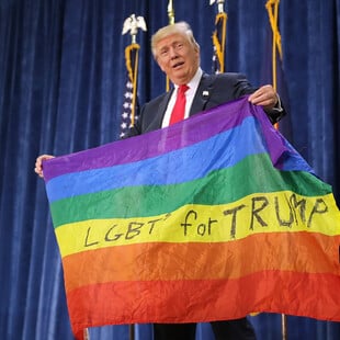 Ντόναλντ Τραμπ: Χρησιμοποίησε το αντι-ΛΟΑΤΚΙ+ ροζ τρίγωνο των Ναζί στο Truth Social