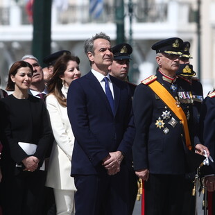 Ο Κυριάκος Μητσοτάκης έκανε υπόκλιση στα ονόματα των θυμάτων των Τεμπών στον Άγνωστο Στρατιώτη 