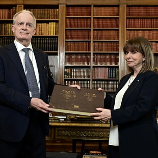 Το δώρο Τασούλα στην Σακελλαροπούλου κατά την τελετή παράδοσης – παραλαβής στο Προεδρικό Μέγαρο