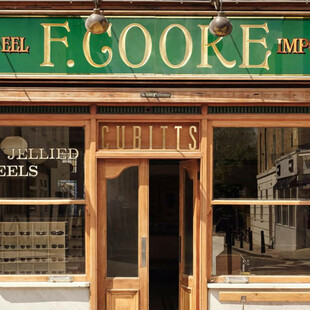 Στο αρχαιότερο φαστφουντάδικο του Λονδίνου για χέλι και κρεατόπιτα 