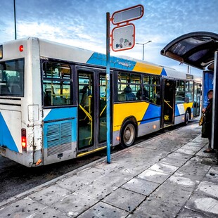 Πεντέλη: Ξέσπασε φωτιά σε εν κινήσει αστικό λεωφορείο - Στο νοσοκομείο ο οδηγός