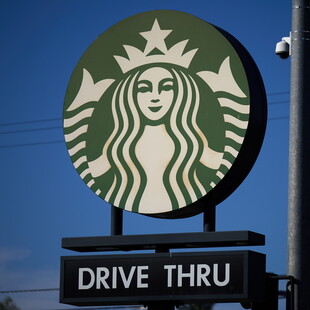 Starbucks: Άνδρας κέρδισε αποζημίωση $50 εκατ. αφού χύθηκε πάνω του καυτό τσάι