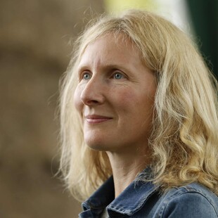 «Τροχιές»: Η Samantha Harvey κέρδισε πανάξια το Booker