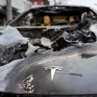 «Eγχώρια τρομοκρατία» οι επιθέσεις σε Tesla, λέει η γενική εισαγγελέας των ΗΠΑ