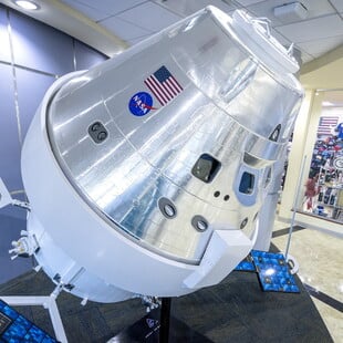 Η NASA εγκαταλείπει το σχέδιο για να φέρει «την πρώτη γυναίκα και το πρώτο έγχρωμο άτομο στο φεγγάρι»