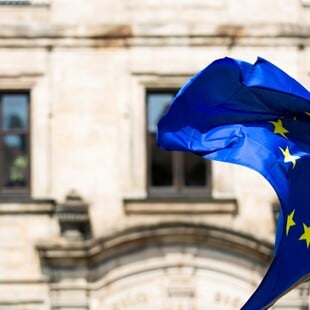 Ευρωβαρόμετρο: Οι πολίτες ζητούν από την ΕΕ προστασία και ενότητα