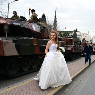 25η Μαρτίου: Πήγε στην παρέλαση με το νυφικό και φωτογραφήθηκε δίπλα στα άρματα