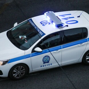 Ομόνοια: Βίντεο από τη στιγμή που οι εργαζόμενοι μεταφέρουν τον νεκρό άστεγο έξω από το εστιατόριο