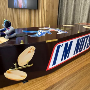 Η τελευταία επιθυμία του ήταν ένα φέρετρο Snickers - και την έκανε πραγματικότητα