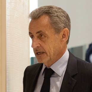 Σαρκοζί: Φυλάκιση 7 ετών και πρόστιμο μαμούθ προτείνει η εισαγγελία για τη χρηματοδότηση από τον Καντάφι