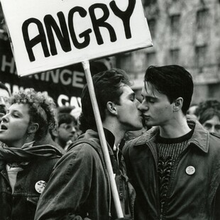 Η μεγάλη έκθεση του Steve McQueen για τα κινήματα που διαμόρφωσαν τη Μεγάλη Βρετανία