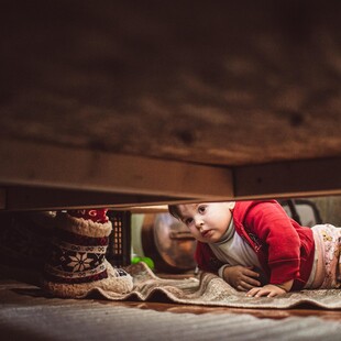 Κάνσας: Μπέιμπι σίτερ «έλεγχε για τέρατα» και βρήκε άγνωστο άνδρα κάτω από το κρεβάτι