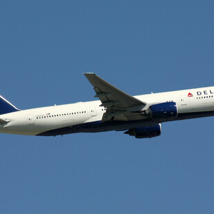 Παρ' ολίγον σύγκρουση Airbus της Delta Air Lines με στρατιωτικό αεροσκάφος στην Ουάσινγκτον