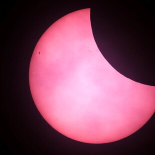 Μερική έκλειψη ηλίου: Εντυπωσιακές φωτογραφίες από τον ευρωπαϊκό ουρανό