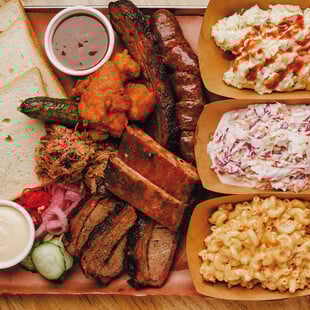 Po’ Boys: 7 χρόνια φαγούρας με νέες γεύσεις slow smoked BBQ
