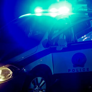 Νέα σύγκρουση οπαδών στη Θεσσαλονίκη – Ρίψη αναμμένου πυρσού σε όχημα