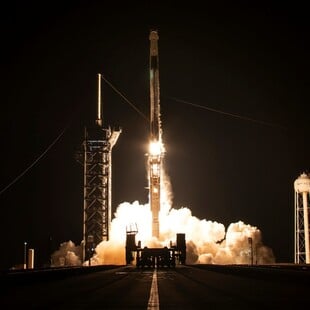 Η SpaceX εκτόξευσε την πρώτη επανδρωμένη διαστημική πτήση πάνω από τις πολικές περιοχές της Γης