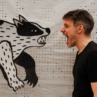 Θέμελης Γλυνάτσης: Ας ξεκινήσουμε με το να είμαστε πολύ πιο τολμηροί με τους ρόλους που δίνουμε στους νέους καλλιτέχνες, κι ας μην είναι τέλειοι