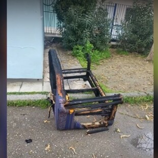 Θεσσαλονίκη: Πέταξαν καναπέ σε αυλή σχολείου και του έβαλαν φωτιά