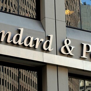 S&P Global: Αναθεωρεί τις παγκόσμιες προβλέψεις, μετά τους δασμούς Τραπ