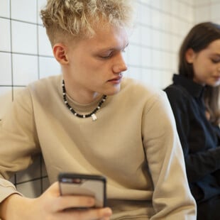 Ένα like, ένα emoji, ένα πρόβλημα: Τι είναι η «μικρο-απιστία» και γιατί προκαλεί σύγχυση στα ζευγάρια