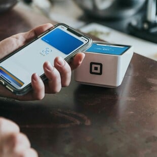 Φοροδιαφυγή: Η υποχρεωτική διασύνδεση των POS με τις ταμειακές μηχανές αποκάλυψε «θησαυρό»