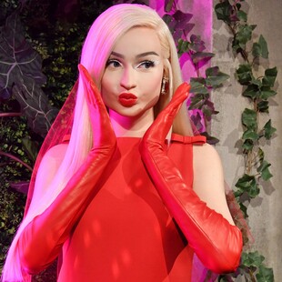 Kim Petras: Η δεύτερη τρανς γυναίκα που αποκτά κέρινο ομοίωμα στο μουσείο Madame Tussauds 