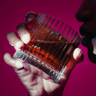 Το Johnnie Walker Black Ruby δίνει ένα γλυκό, φρουτώδες twist στις βραδινές εξόδους μας