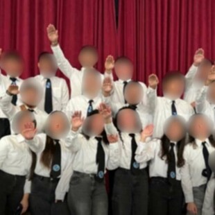 Κύπρος: Μαθητές χαιρετούν ναζιστικά - Αντιδράσεις από τα κόμματα