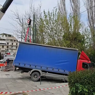 Φορτηγό «βούλιαξε» μέσα σε τρύπα στο κέντρο της Αθήνας