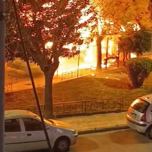 Φωτιά σε λεωφορείο στα Κάτω Πατήσια - Επεκτάθηκαν σε στάση και διπλανό πάρκο οι φλόγες 