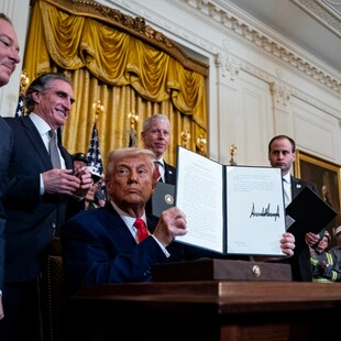 O Τραμπ μειώνει στο 10% για 90 ημέρες τους δασμούς για 75 χώρες – Αυξάνει της Κίνας στο 125%