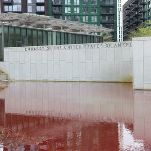 Αγγλία: Χειροπέδες στον επικεφαλής της Greenpeace - Έβαψε κόκκινη λίμνη έξω από την πρεσβεία των ΗΠΑ