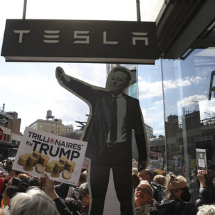 Το DOGE απέλυσε ειδικούς σε θέματα ασφάλειας self-driving αυτοκινήτων στην υπηρεσία που ρυθμίζει την Tesla