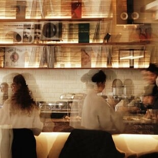Tempo Social Club: Ένα νέο all-day wine bar restaurant στο Κουκάκι που συνδυάζει Ελλάδα & Γαλλία