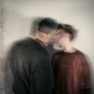 Ο Αντώνης Αντωνόπουλος από μικρός είχε μια έλξη για τα νεκροταφεία ή Όλα είναι θέατρο αρκεί να στρέψεις το βλέμμα σου πάνω τους ή Η παράσταση «Τελευταία επιθυμία» είναι ένα τηλεφώνημα από τον άλλο κόσμο