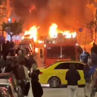 Νύχτα έντασης στα Εξάρχεια – Κάηκαν 10 οχήματα