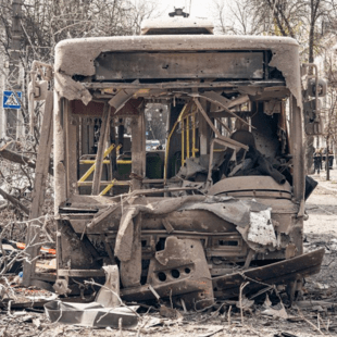 Πόλεμος στην Ουκρανία: 13χρονος ήρωας γλιτώνει από φλεγόμενο λεωφορείο και βοηθά άλλους να σωθούν στο Σούμι
