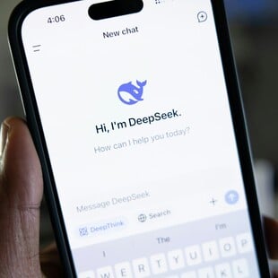 Οι ΗΠΑ παίρνουν μέτρα κατά της DeepSeek: Tο σενάριο Huawei επαναλαμβάνεται στην εποχή του AI